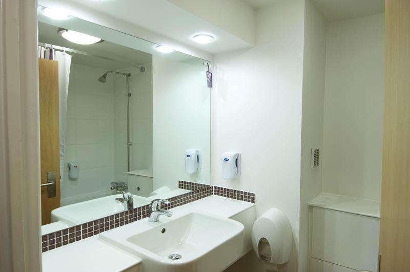 Premier Inn Ившем Экстерьер фото