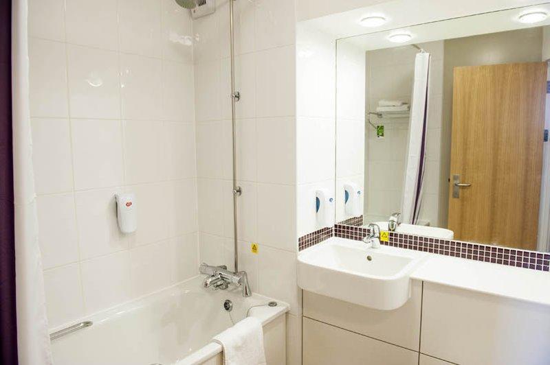 Premier Inn Ившем Экстерьер фото