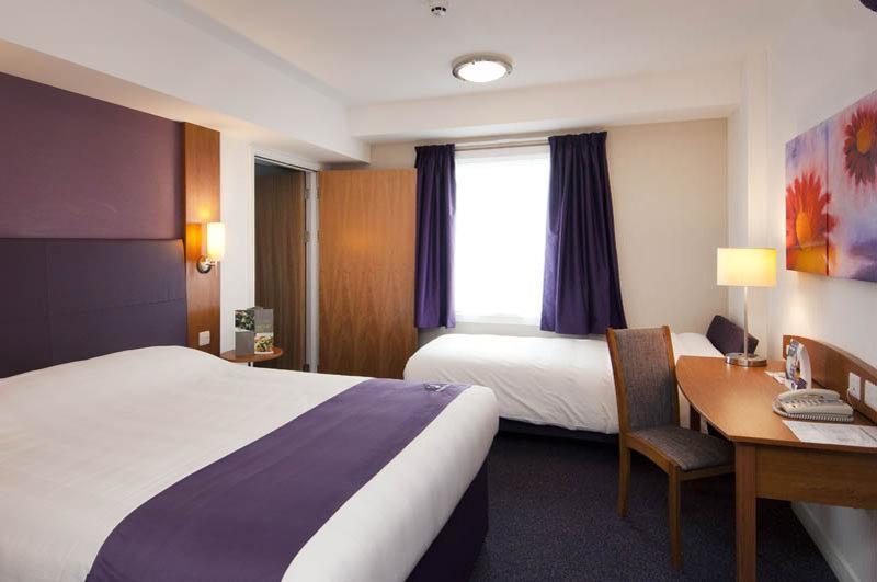 Premier Inn Ившем Экстерьер фото